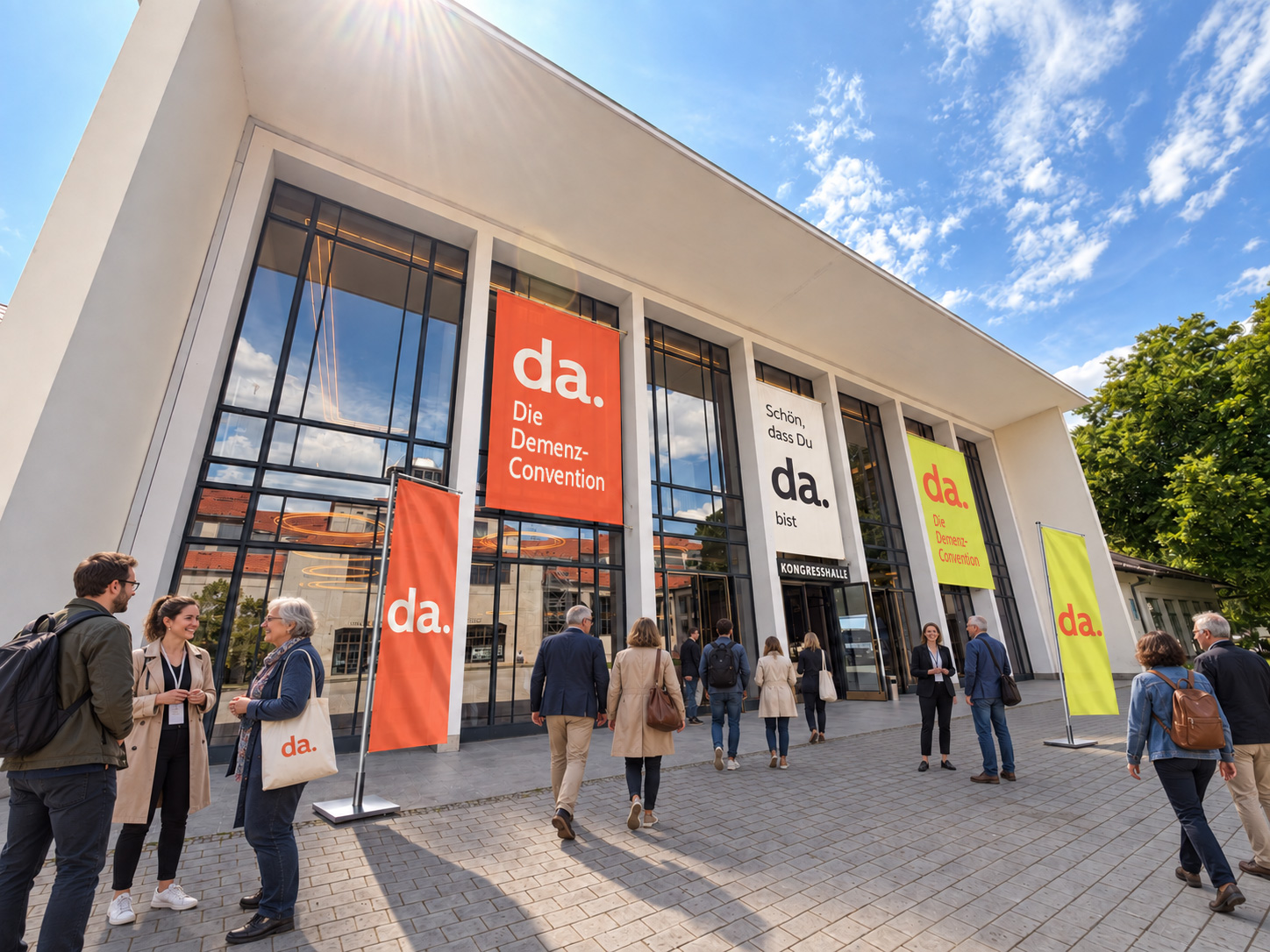 Eingangsszene an der Alten Kongresshalle mit Menschen und Veranstaltungsbannern.
